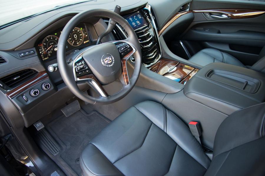  Cadillac Escalade 4WD Luxury 2015 года  (фото 22 из 42)